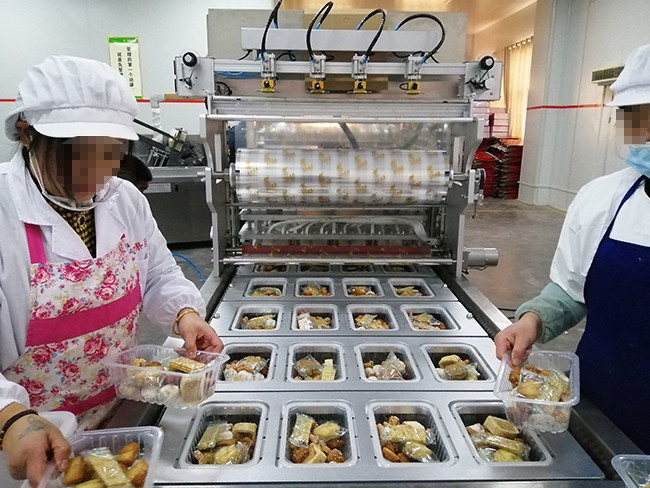 最新の企業ブログについて パンケーキの密封生産ラインのための自動トレイシラー